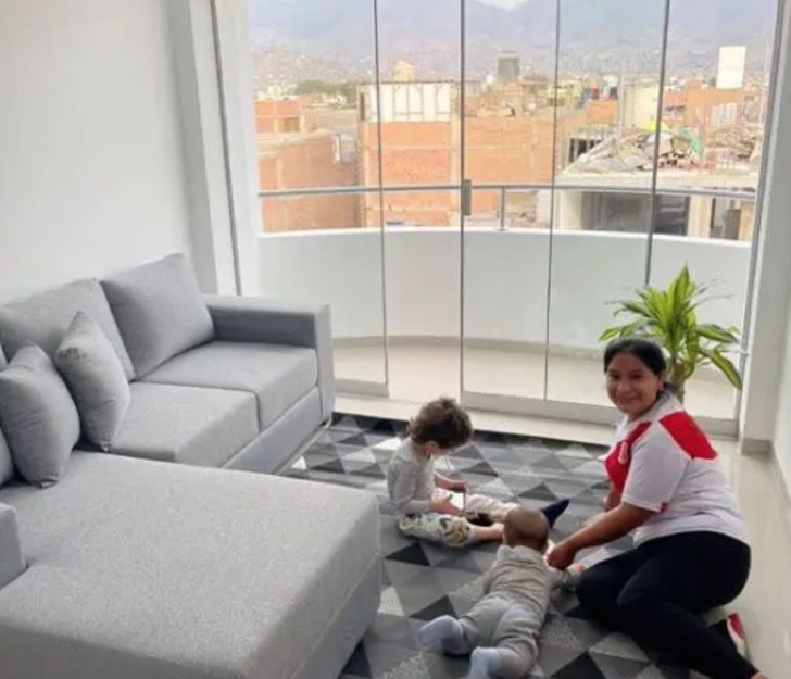 revistapazes.com - Jogador de futebol compra apartamento para babá de seus filhos que morava em casa precária