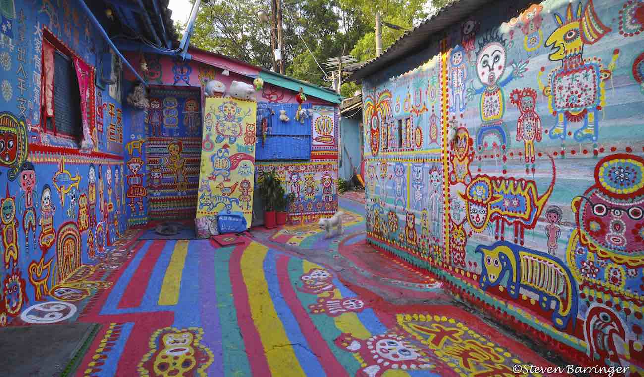 revistapazes.com - "Vovô Arco-Íris" de 98 anos pinta a própria vila para salvá-la da demolição