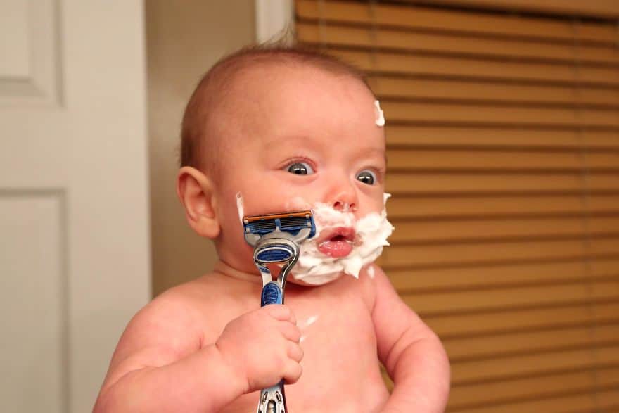 revistapazes.com - Pai criativo usa Photoshop para criar imagens de seu filho prematuro fazendo coisas 'de homem'