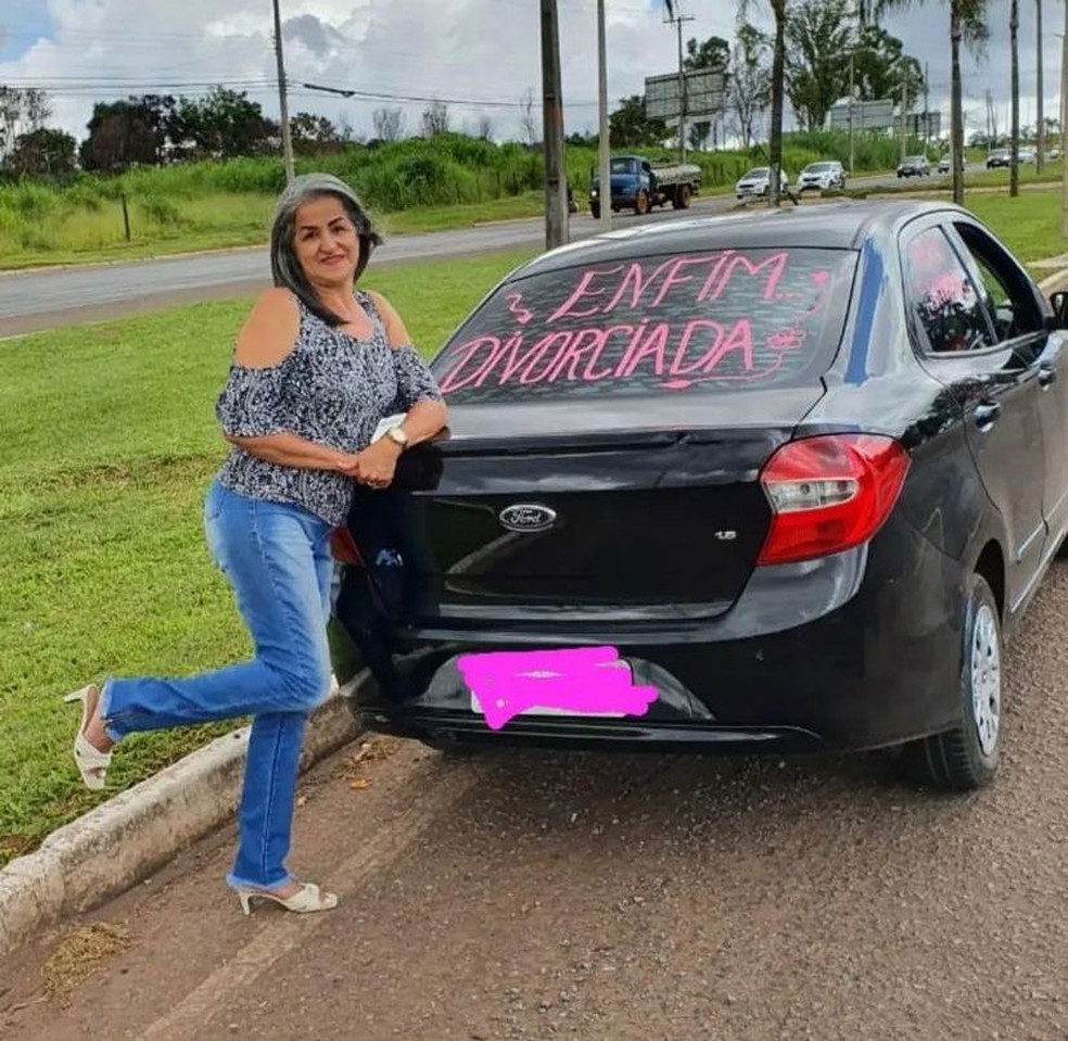 revistapazes.com - "Nem sei como consegui viver tantos anos assim": mulher faz buzinaço para comemorar divórcio
