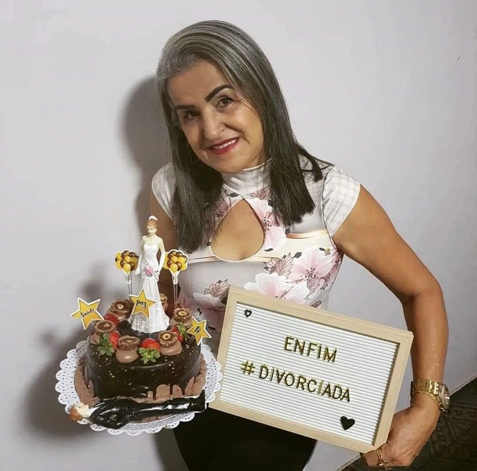 revistapazes.com - "Nem sei como consegui viver tantos anos assim": mulher faz buzinaço para comemorar divórcio
