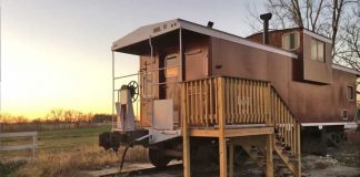 Pai e filha convertem um vagão de trem de meio século em um aconchegante quarto do Airbnb