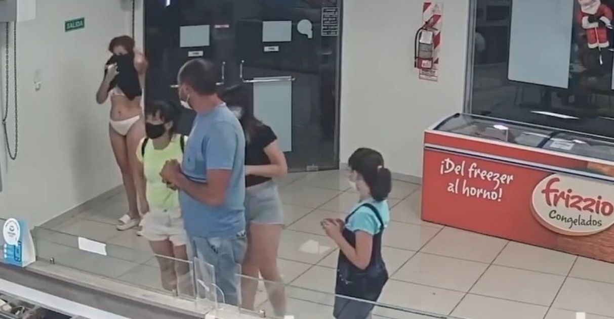revistapazes.com - [VIDEO] Jovem argentina tira o vestido e o usa como máscara para entrar em loja