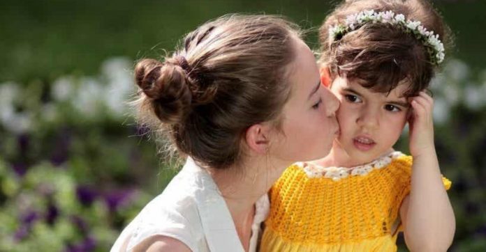 Opinião: O direito das crianças de não beijar (e não serem beijadas) se não quiserem