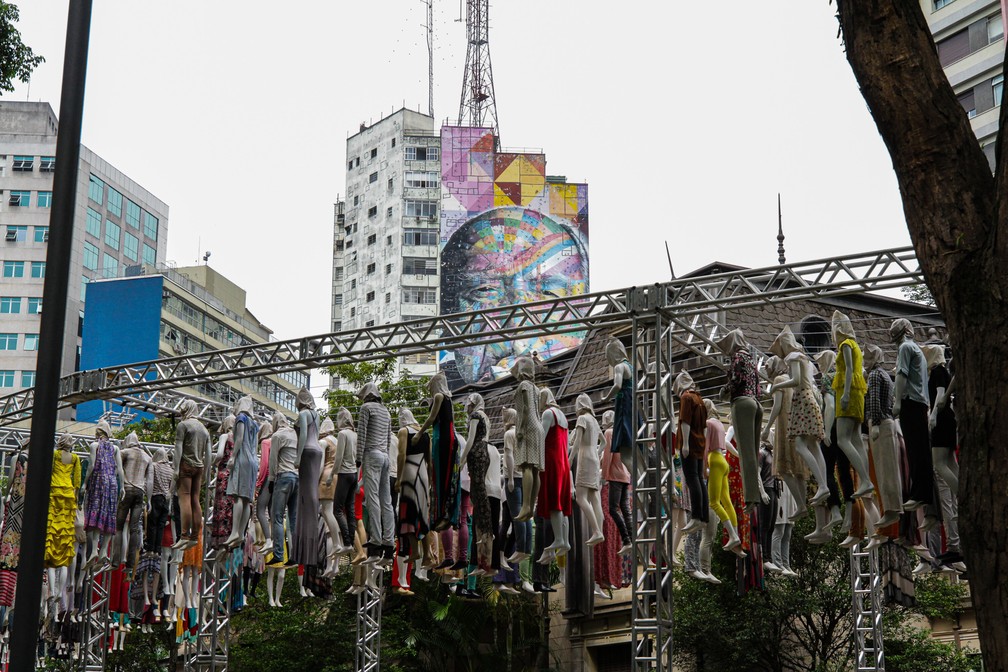 revistapazes.com - Exposição em SP com manequins homenageia 620 mil vítimas da Covid; confira fotos