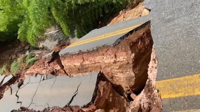 #vídeo Cratera se abre e ‘engole’ trecho de rodovia em Mariana