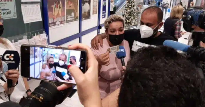 portada-pareja-ganadores-loteria-desempleado Homem ganha na loteria 24 horas depois de ser demitido de seu emprego na Espanha