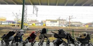 Mães na Polônia estão deixando carrinhos de bebês para mães ucranianas que cruzam a fronteira