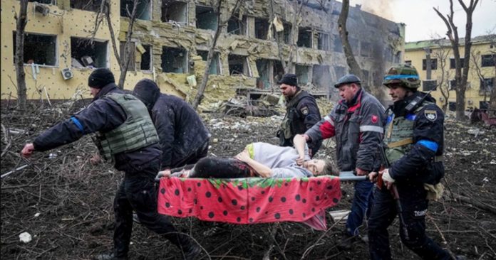 Mulher grávida fotografada em maca após bombardeio na Ucrânia morreu, dizem autoridades