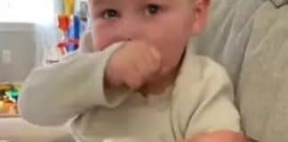 Garotinho se emociona após segurar sua irmã recém-nascida pela primeira vez