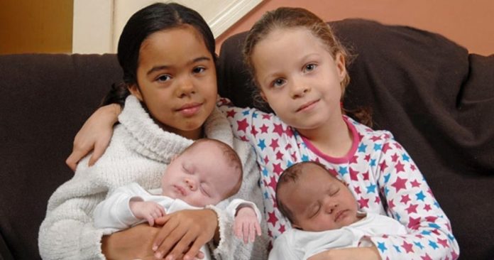 Casal que teve gêmeas inter-raciais recebe a mesma bênção após 7 anos: ‘1 chance em 500 mil’