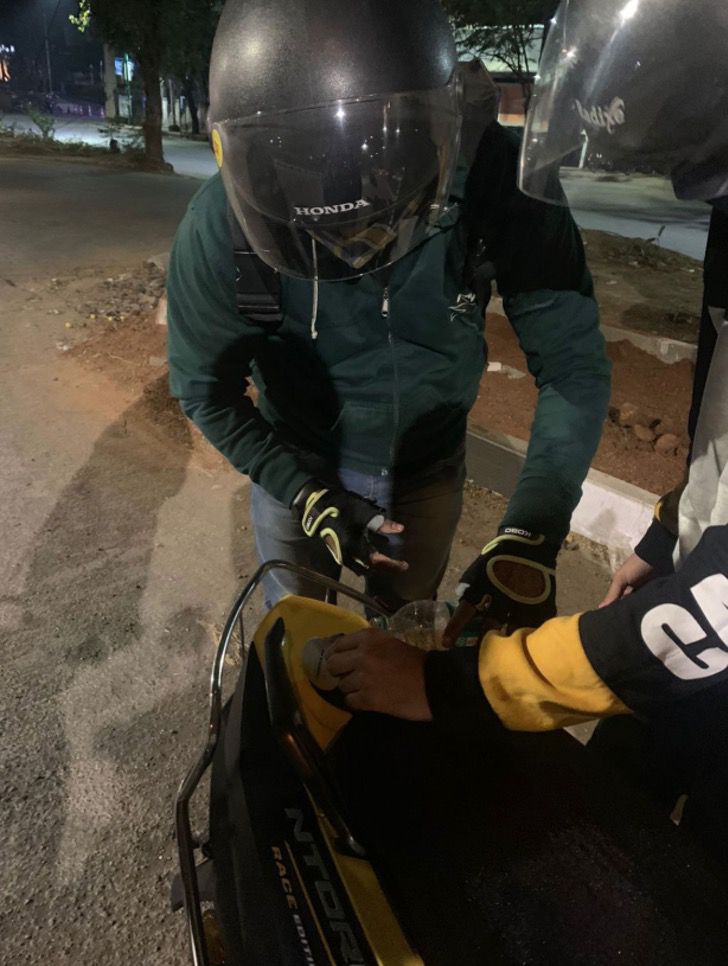 revistapazes.com - Entregador pega gasolina de sua própria moto para ajudar pessoas que ficaram sem combustível em estrada