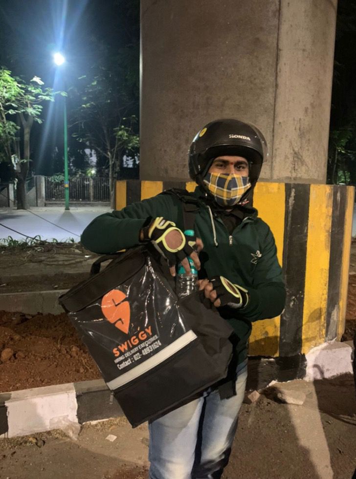 revistapazes.com - Entregador pega gasolina de sua própria moto para ajudar pessoas que ficaram sem combustível em estrada