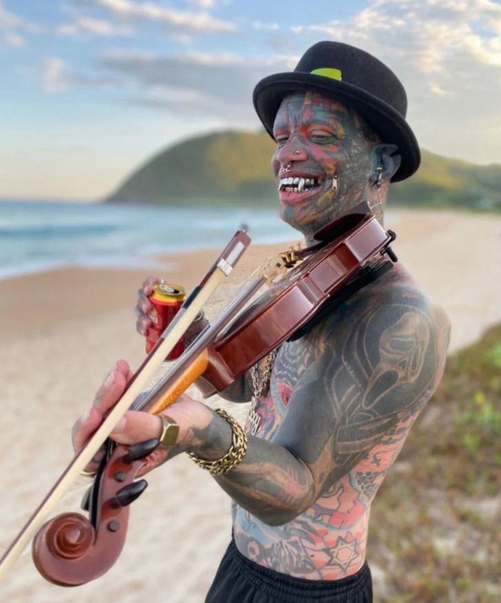 revistapazes.com - Até os olhos são tatuados: Homem acumula mais de 1.500 tattoos que ocupam 98% do seu corpo