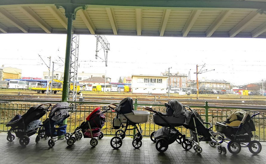 revistapazes.com - Mães na Polônia estão deixando carrinhos de bebês para mães ucranianas que cruzam a fronteira