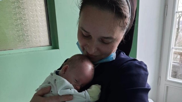 revistapazes.com - Em meio à guerra brutal na Ucrânia, Irmã Giustina cuida de bebês em estado terminal