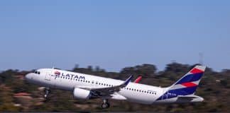 Criança de 9 anos foge de casa, entra escondido em avião e viaja de Manaus para Guarulhos