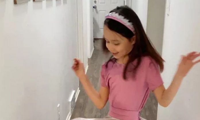 Menina de apenas 9 anos que costura suas próprias roupas fica famosa no mundo da moda