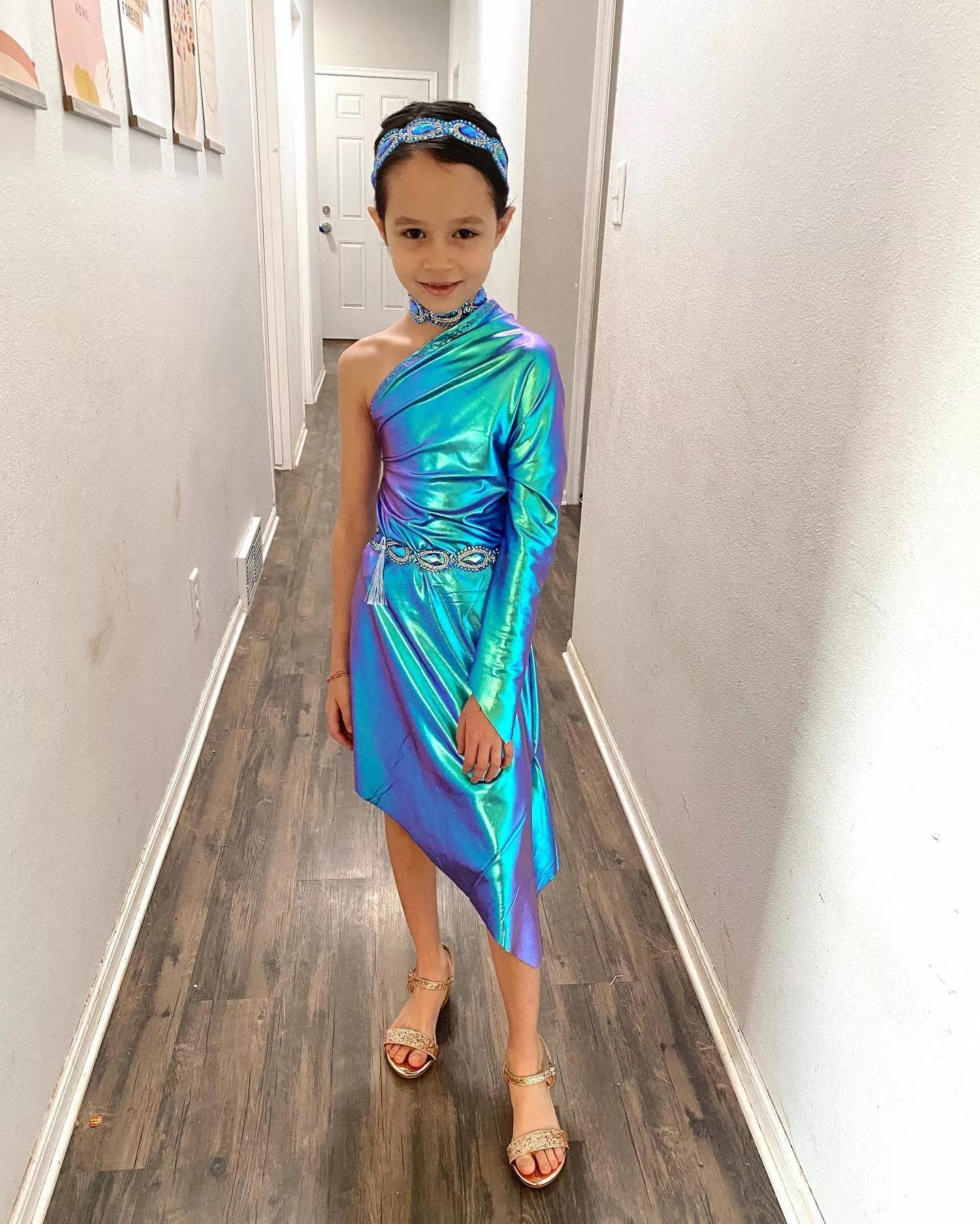 revistapazes.com - Menina de apenas 9 anos que costura suas próprias roupas fica famosa no mundo da moda