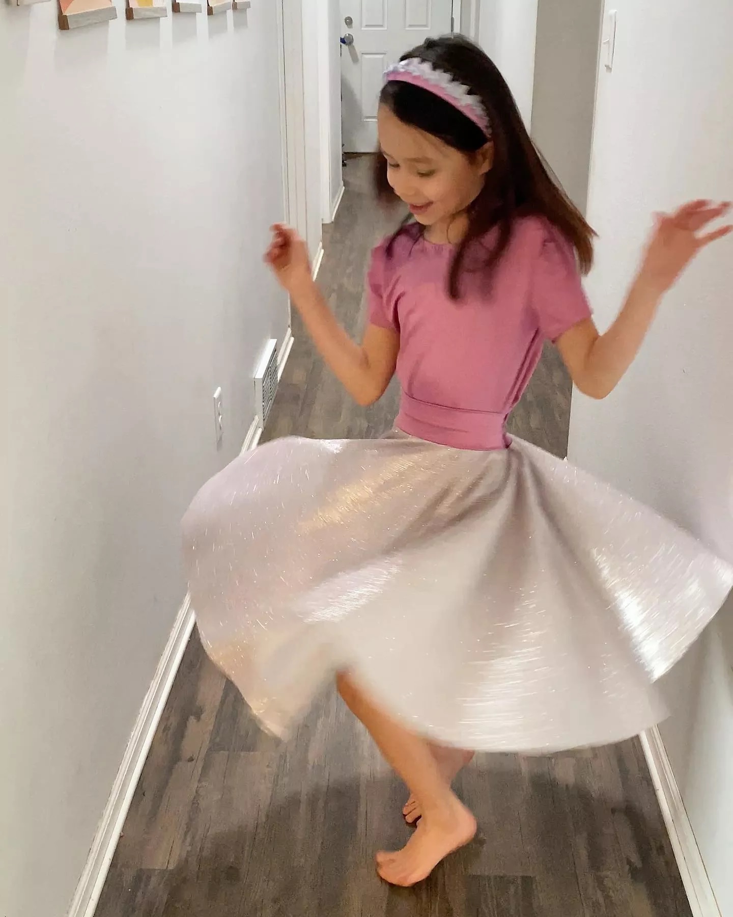 revistapazes.com - Menina de apenas 9 anos que costura suas próprias roupas fica famosa no mundo da moda