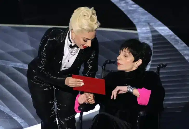 “Ele a tratou com dignidade”: Lady Gaga é aplaudida por ajudar Liza Minnelli a aparecer no Oscar revistapazes.com - “Ele a tratou com dignidade”: Lady Gaga é aplaudida por ajudar Liza Minnelli a aparecer no Oscar