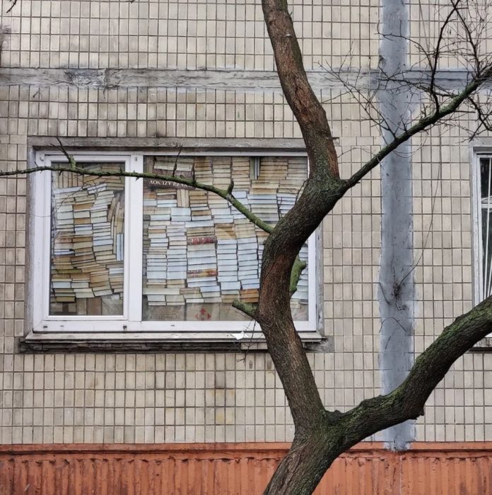 Barricada de livros em janela de Kiev viraliza nas redes sociais