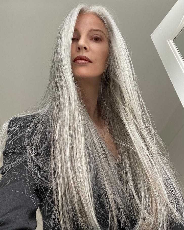 revistapazes.com - Mulher com mais de 50 anos opta por deixar o cabelo natural pela 1ª vez e recebe elogios