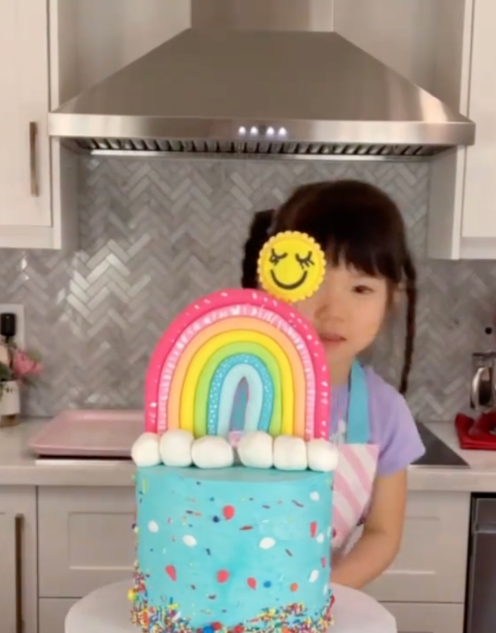 revistapazes.com - Menina de 4 anos confecciona bolos decorados com receitas (e apoio) da mãe [VIDEO]