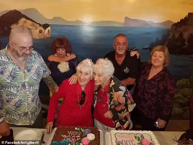 "Fazemos tudo juntas desde que nascemos", dizem irmãs gêmeas que completaram 100 anos revistapazes.com - "Fazemos tudo juntas desde que nascemos", dizem irmãs gêmeas que completaram 100 anos