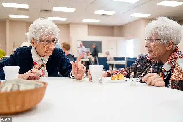 "Fazemos tudo juntas desde que nascemos", dizem irmãs gêmeas que completaram 100 anos revistapazes.com - "Fazemos tudo juntas desde que nascemos", dizem irmãs gêmeas que completaram 100 anos