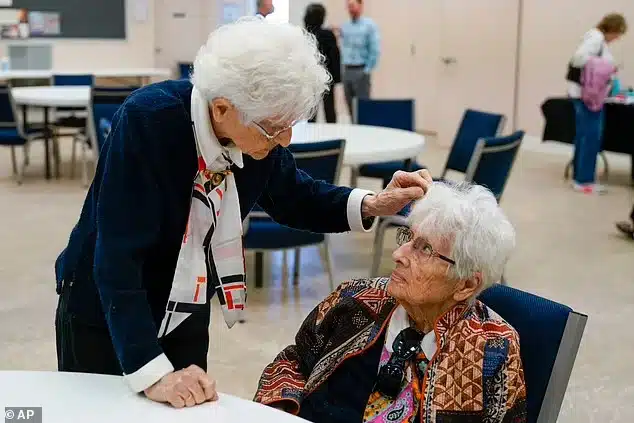 "Fazemos tudo juntas desde que nascemos", dizem irmãs gêmeas que completaram 100 anos revistapazes.com - "Fazemos tudo juntas desde que nascemos", dizem irmãs gêmeas que completaram 100 anos