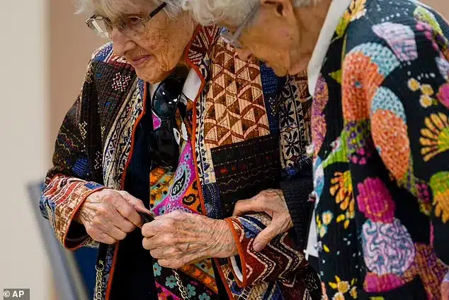 "Fazemos tudo juntas desde que nascemos", dizem irmãs gêmeas que completaram 100 anos revistapazes.com - "Fazemos tudo juntas desde que nascemos", dizem irmãs gêmeas que completaram 100 anos