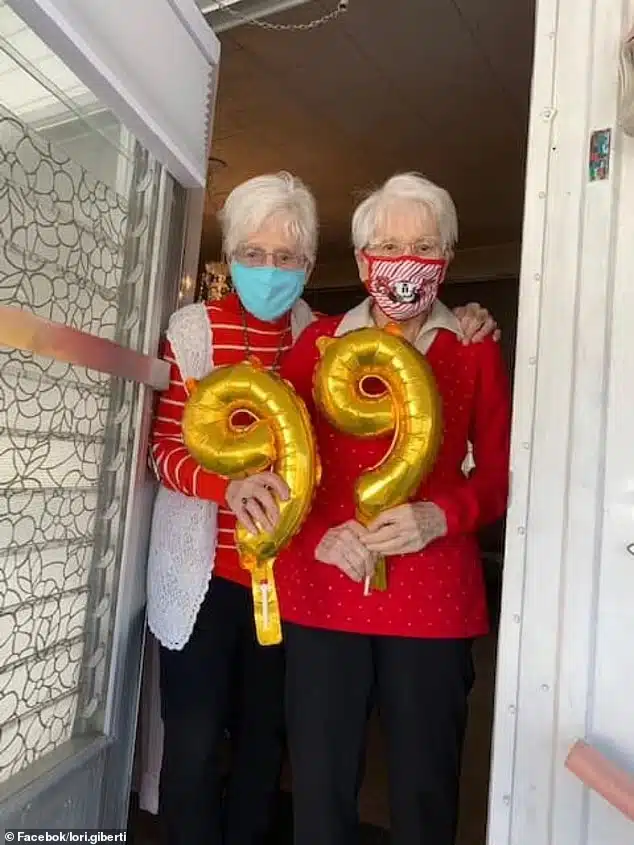 "Fazemos tudo juntas desde que nascemos", dizem irmãs gêmeas que completaram 100 anos revistapazes.com - "Fazemos tudo juntas desde que nascemos", dizem irmãs gêmeas que completaram 100 anos