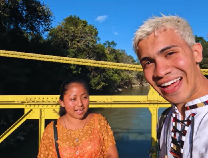 revistapazes.com - Vendedora ambulante da Guatemala oferece produtos aos turistas que visitam seu país em 8 idiomas diferentes