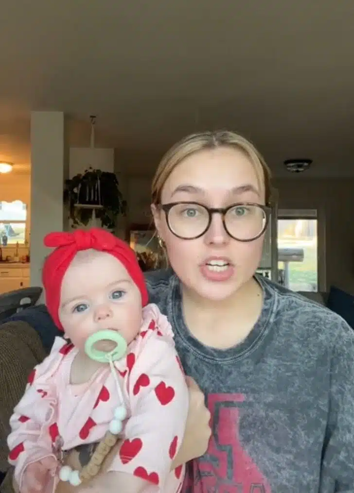 Mãe alimenta bebê de 6 meses com bife quase cru e recebe enxurrada de críticas nas redes sociais revistapazes.com - Mãe alimenta bebê de 6 meses com bife quase cru e recebe enxurrada de críticas nas redes sociais