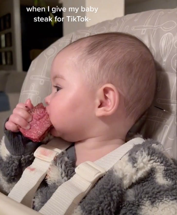 revistapazes.com - Mãe alimenta bebê de 6 meses com bife quase cru e recebe enxurrada de críticas nas redes sociais