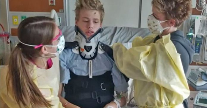 Menino de 14 anos sobrevive a tornado mortal nos EUA e recebe alta após recuperação milagrosa