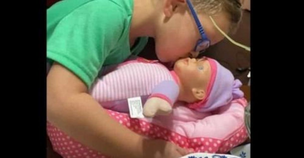 revistapazes.com - Menino pede boneca de presente e atitude viraliza: "Quero ser um grande pai como o meu"