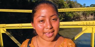 Vendedora ambulante da Guatemala oferece produtos aos turistas que visitam seu país em 8 idiomas diferentes