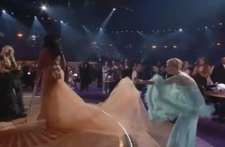 Lady Gaga é aplaudida por auxiliar cantora de muletas a subir no palco do Grammy 2022 revistapazes.com - Lady Gaga é aplaudida por auxiliar cantora de muletas a subir no palco do Grammy 2022