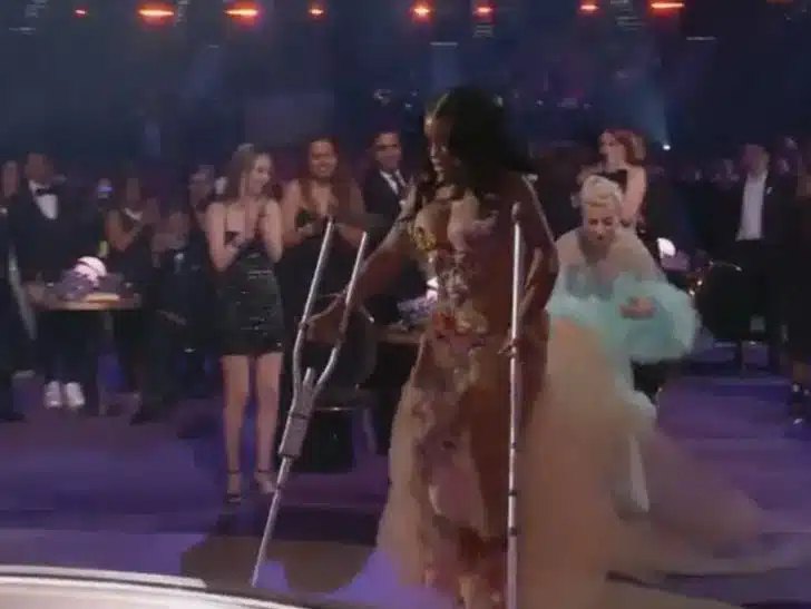Lady Gaga é aplaudida por auxiliar cantora de muletas a subir no palco do Grammy 2022 revistapazes.com - Lady Gaga é aplaudida por auxiliar cantora de muletas a subir no palco do Grammy 2022