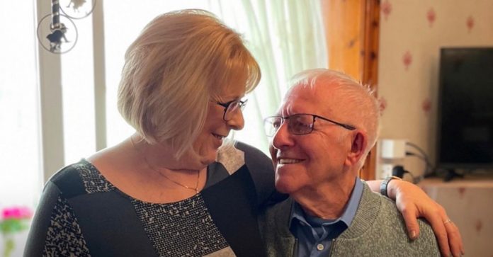 “Esperei tanto por este dia”: Mulher reencontra o pai após 58 anos com ajuda de grupo do Facebook