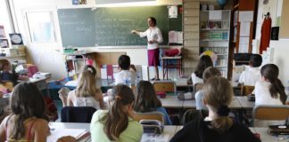 França reinsere ditados, leitura em voz alta e cálculo mental em sala de aula para conter “revés educacional”