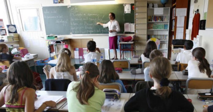 França reinsere ditados, leitura em voz alta e cálculo mental em sala de aula para conter “revés educacional”