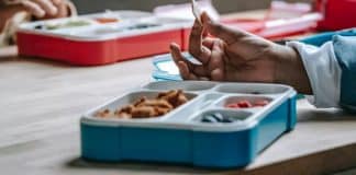 Mãe recebe enxurrada de críticas por distribuir “lancheiras de gênero” no aniversário da filha