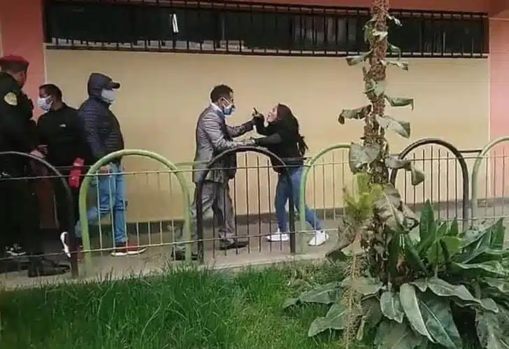 "Cuide de mim": Filhas interrompem o casamento do pai para pedir a pensão alimentícia revistapazes.com - "Cuide de mim": Filhas interrompem o casamento do pai para pedir a pensão alimentícia