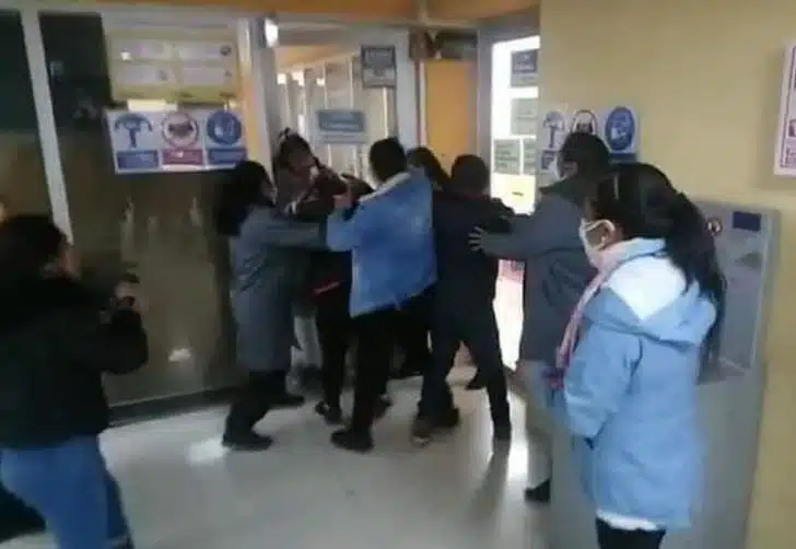 "Cuide de mim": Filhas interrompem o casamento do pai para pedir a pensão alimentícia revistapazes.com - "Cuide de mim": Filhas interrompem o casamento do pai para pedir a pensão alimentícia