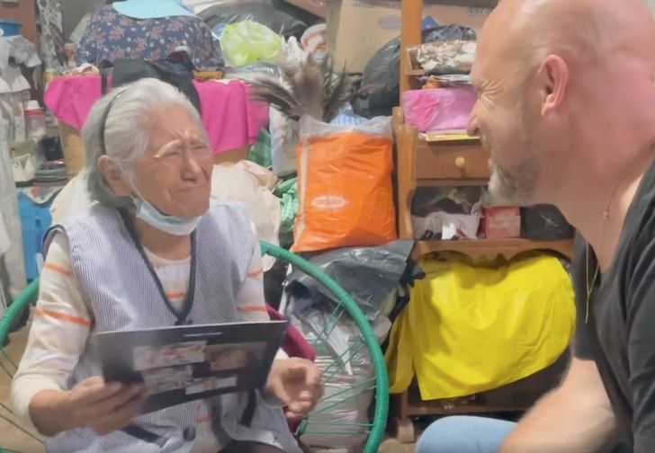 revistapazes.com - Homem viaja da Espanha para a Bolívia para homenagear uma senhora que cuidou dele quando criança