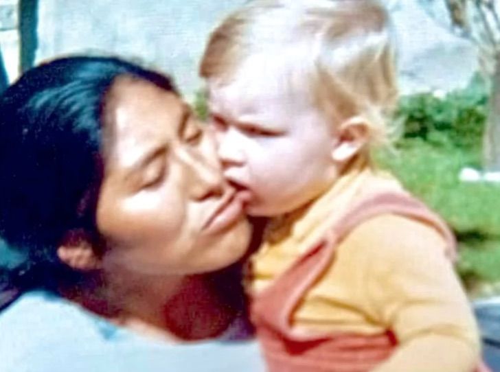 revistapazes.com - Homem viaja da Espanha para a Bolívia para homenagear uma senhora que cuidou dele quando criança