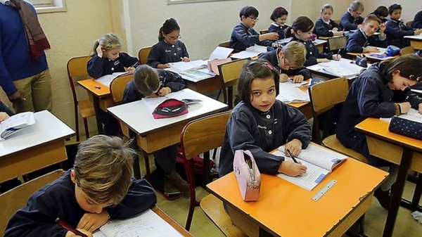 revistapazes.com - França reinsere ditados, leitura em voz alta e cálculo mental em sala de aula para conter "revés educacional"